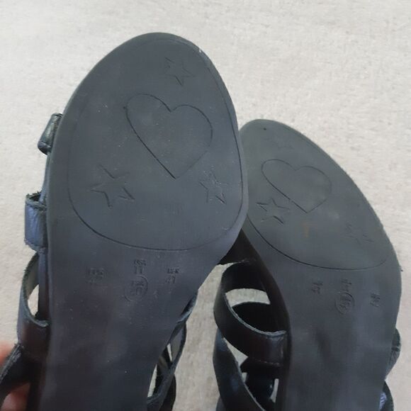 SoftMocāBlackāLeatherāStrappyĀ SandalāHeels - Picture 10 of 16